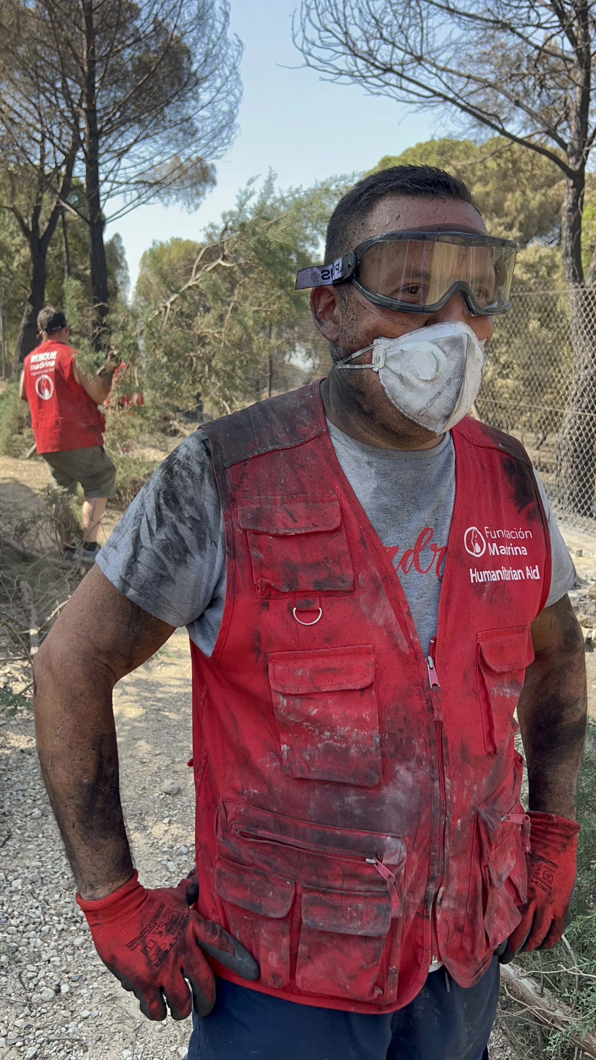 Voluntario de Fundación Madrina equipado para trabajar entre la vegetación calcinada