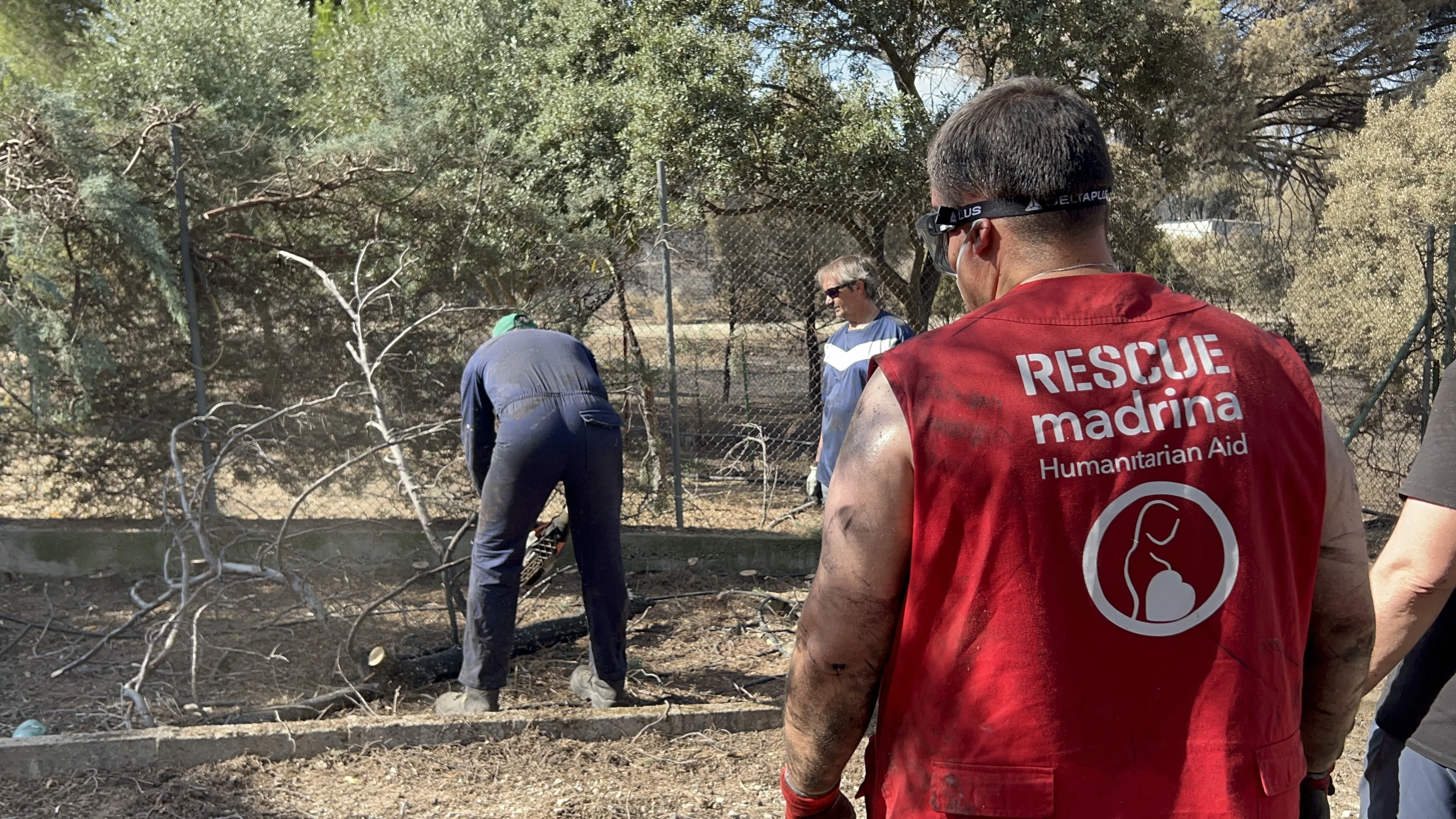 Equipo de Fundación Madrina despejando el terreno afectado
