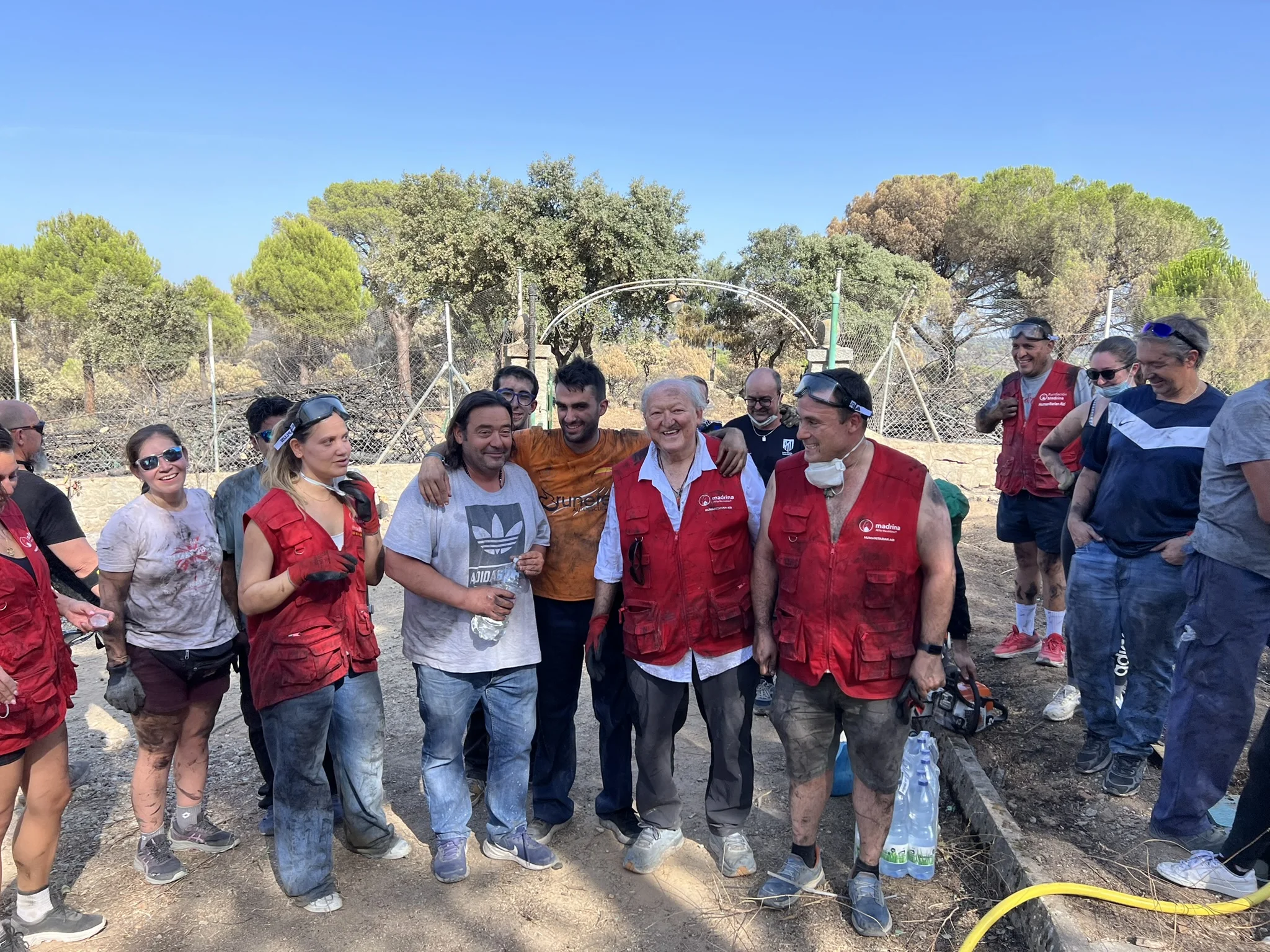 Equipo de Fundación Madrina y vecinos tras la intervención