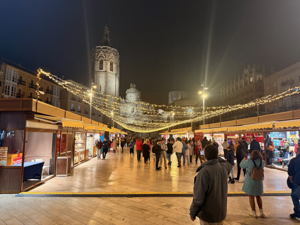 Mercado_artisnales_de_navidad_en_Plaza_de_la_Reina_Valencia_2024-12-10